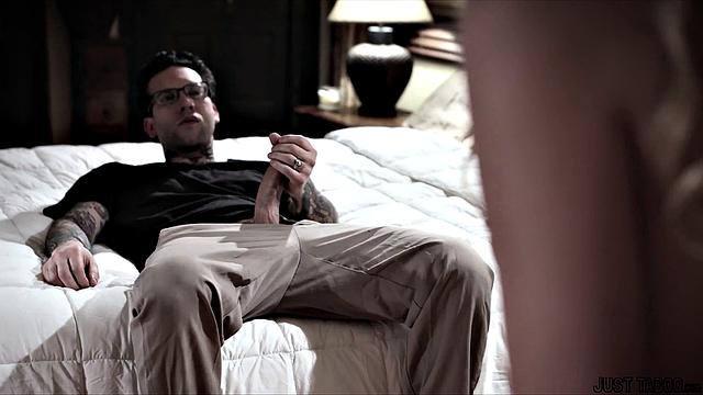 Пока муж подглядывает, Kenna James получает жёстко от Small Hands - ему остаётся только мечтать о таком марафоне.