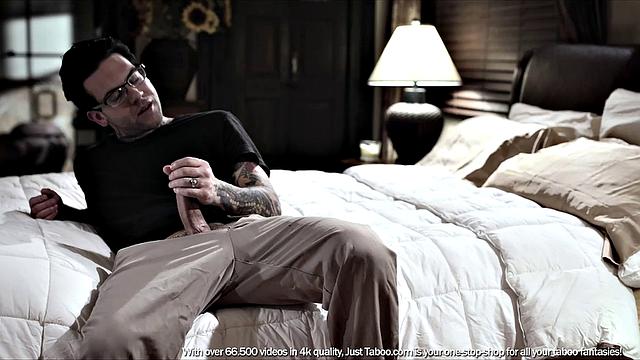 Пока муж подглядывает, Kenna James получает жёстко от Small Hands - ему остаётся только мечтать о таком марафоне.