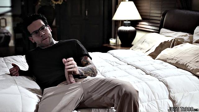 Пока муж подглядывает, Kenna James получает жёстко от Small Hands - ему остаётся только мечтать о таком марафоне.