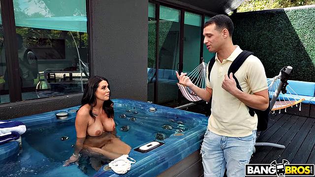 Поиграл в приставку? А теперь попробуй вместо игрушки - вставь в заднице у мачехи, как взрослый парень!