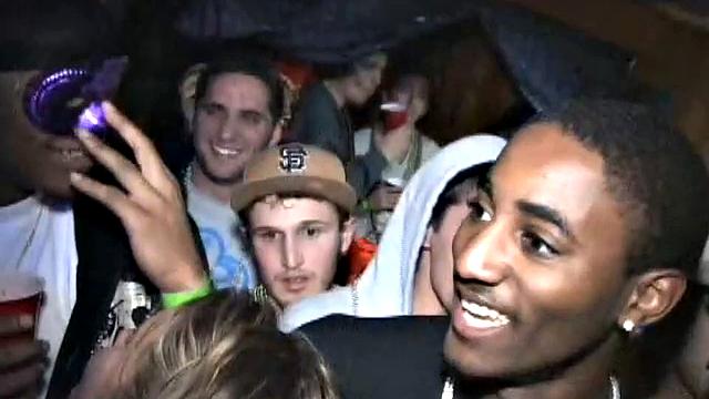 Голая студентка сосет и трахается на вечеринке Марди Гра в клубе.