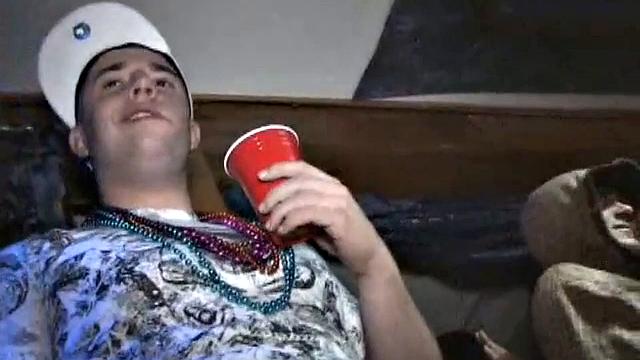 Голая студентка сосет и трахается на вечеринке Марди Гра в клубе.