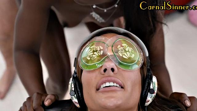 Ebony babe gets cum on her ass after pounding in salon