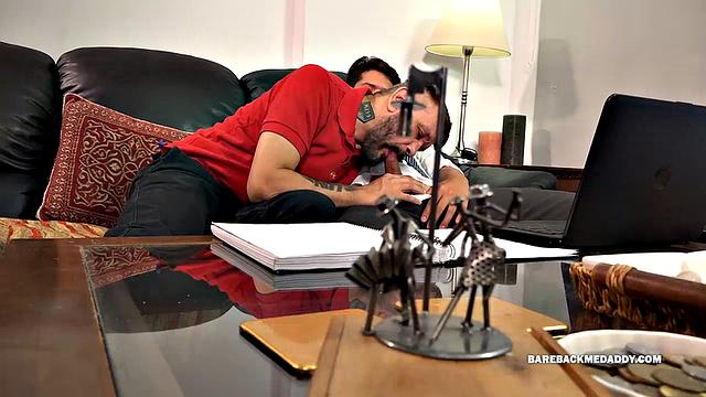 Седрик трахается с папиком Миге без резинки и кончает ему на жопу