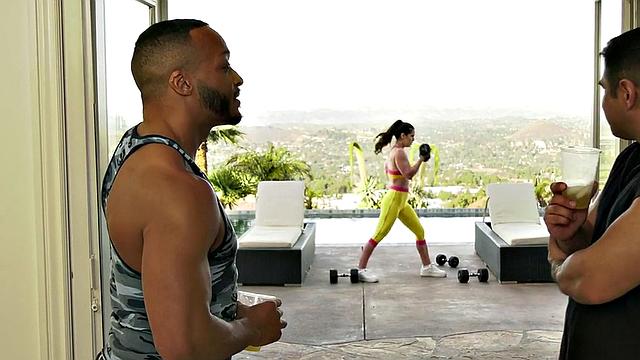 Два би парня по очереди шпилят 19-летнюю в жестком анал-трое