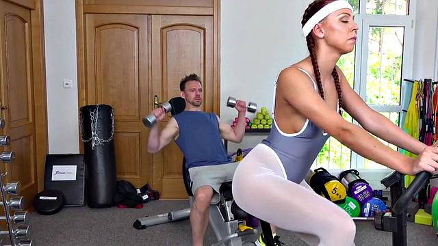 яркая рыжая отсасывает в спортзале и получает горячий конч на попу