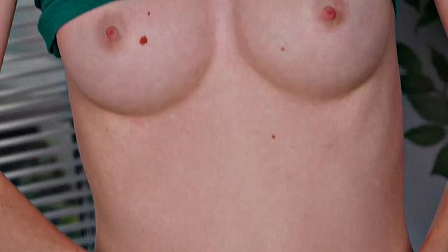 alicia williams мастурбирует пальцами на камеру