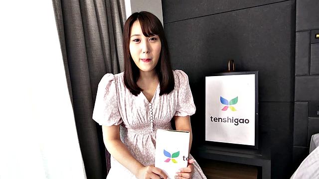 Ютуба Каваи меняет сцену на игры с вибратором перед камерой