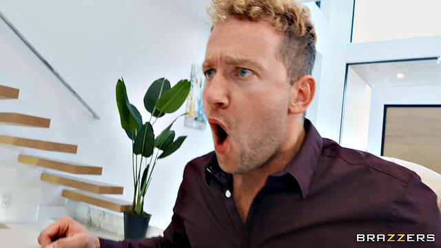 Whitney Wright не сдерживается и заливает ресторан, Ван Wylde не упускает свой шанс под столом.