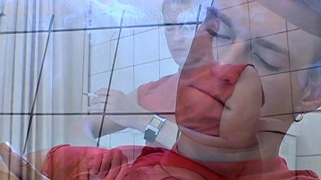 Юри курит и дрочит на унитазе - Юри курит и дрочит на унитазе