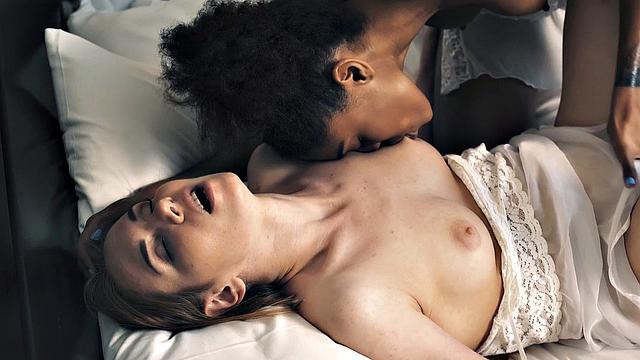 брюнетка и чернокожая ласкают друг друга на кровати