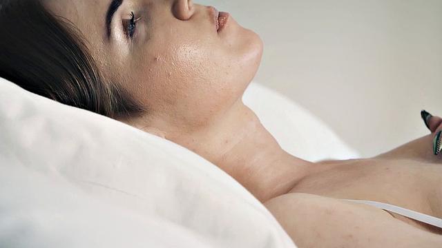 брюнетка и чернокожая ласкают друг друга на кровати