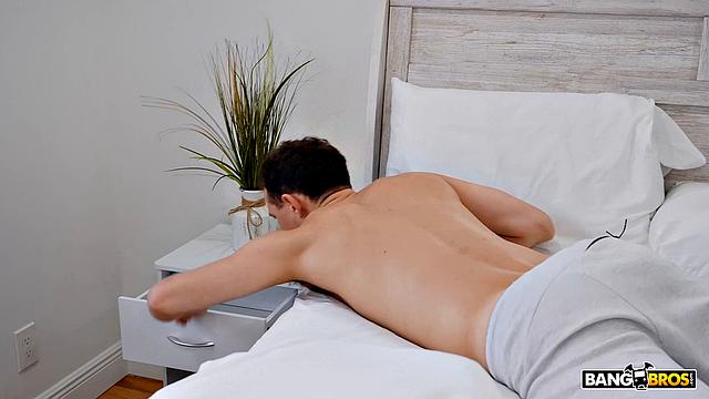 признался в страсти и оттрахал Jewelz Blu до сквирта