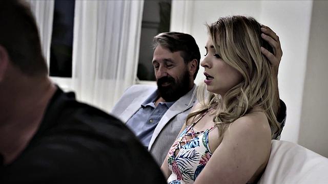 трахаю взрослую падчерицу, пока семья в гостиной