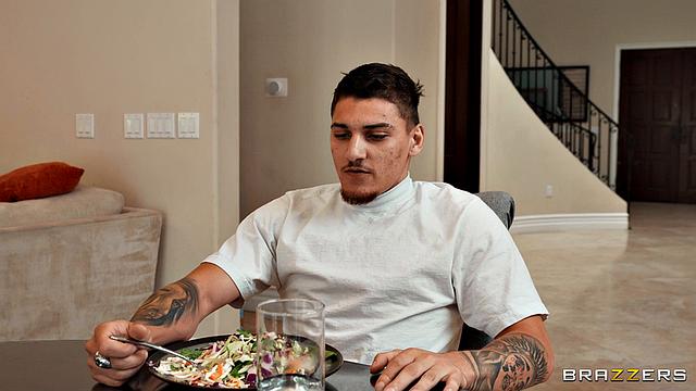 пока парень занят, подружка трахается с его другом на диване