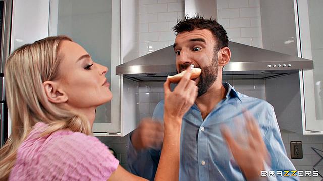 рыжая взрослая падчерица разносит отчима в жарком сексе