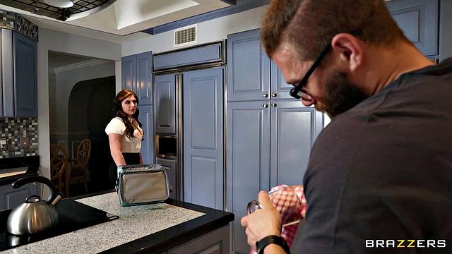 Кира Крофт меняет облик и даёт в анал под париком, пока парень думает, что это эскортница с опытом анального секса.