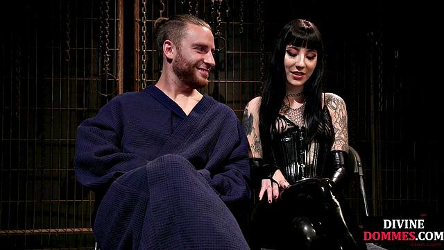 жесткая госпожа в коже насаживает мужика на страпон