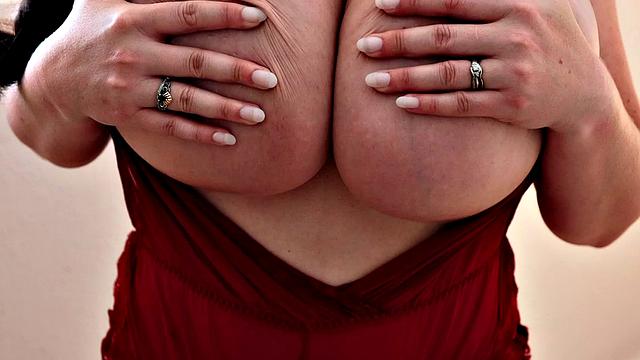 демора аварайс нежно трогает свои огромные натуральные сиськи в спальне