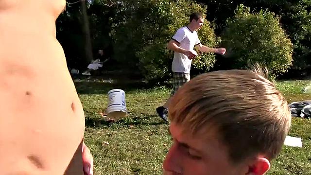 парня из братства трахают на улице при друзьях