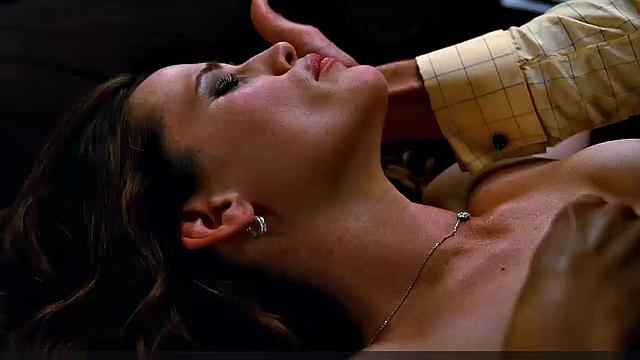 Jennifer Garner in deep cleavage