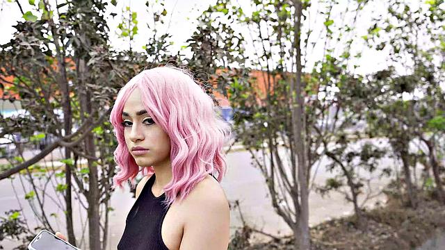 перуанка с розовыми волосами трахается за деньги в студии