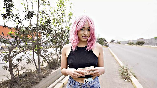 перуанка с розовыми волосами трахается за деньги в студии