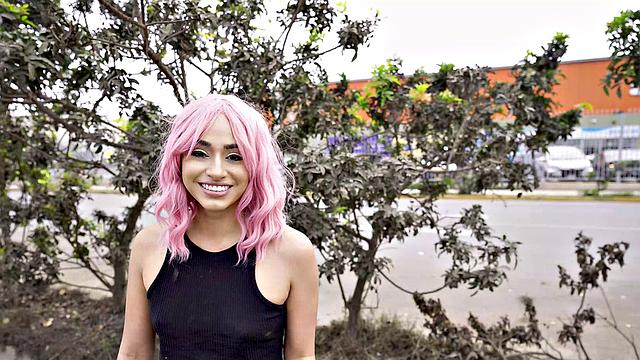 перуанка с розовыми волосами трахается за деньги в студии