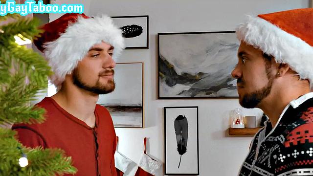 Amateur Xmas stepbrothers enjoy bareback action