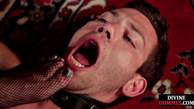 Властная дама в белье заставляет лизать свою киску парня во время страстной игры.