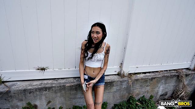 Кэти Кай раздевается в машине и получает по полной от Шима