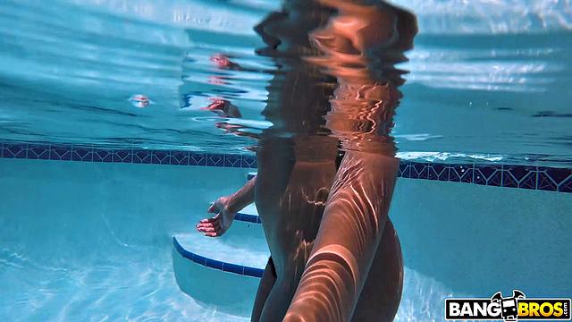 Алина Али шумит в бассейне: грудь вверх, попа вниз, а потом ещё разок на шезлонге - шлёп-шлёп, да побольше масла для жарких движений.