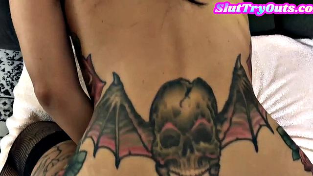 жена-кукквин с юмором выбирает татуированную бестию мужу