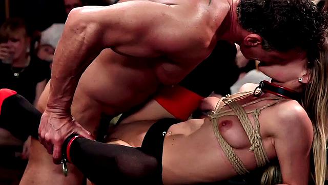 пышные шлюхи на привязи получают жесткое наказание в групповухе