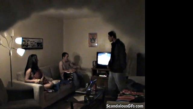 парень спалил измену: любовник жестко трахает брюнетку в догги