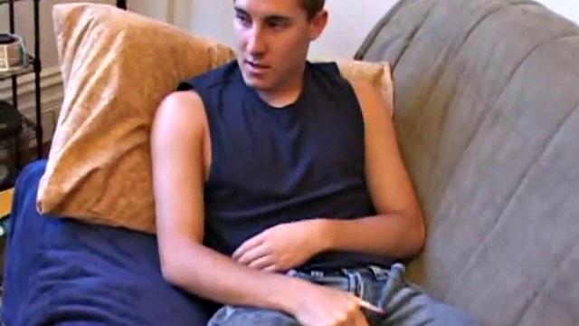 британский панк kiefer foxx дрочит, ему шпилят жопу игрушкой и доводят до густого оргазма