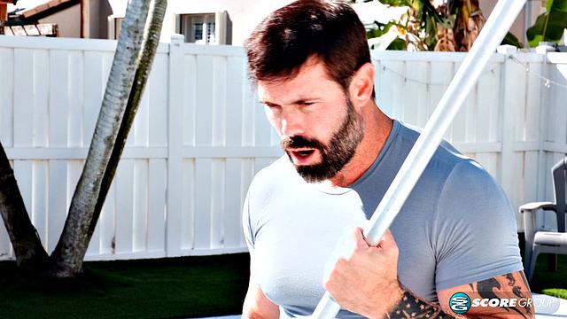 lollypop gcup раздвигает ноги у бассейна и получает по полной