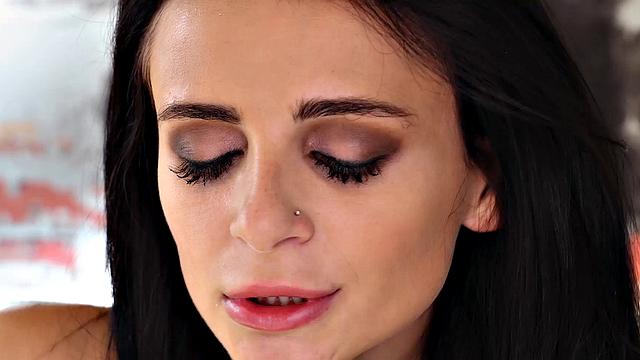 шикарная брюнетка kate rich нежно дрочит свою киску