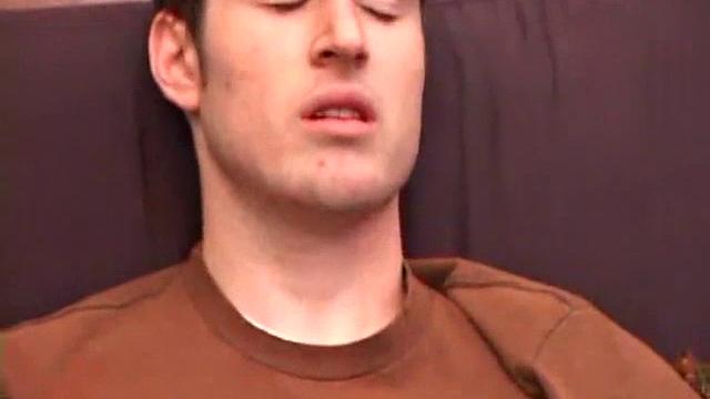 Брайан Барретт дрочит и кончает с игрушками, гей-соло шоу.