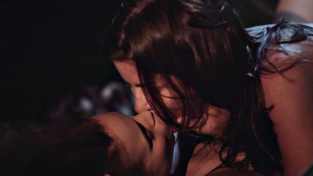 милфа садится на лицо молодой и трутся в ножницах