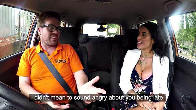 татуированная мамка с большими сиськами жестко трахается с инструктором в машине