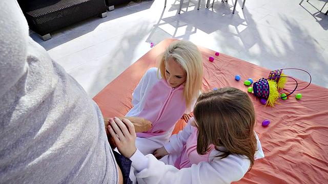 две блондинки и брюнетка бешено скачут сверху в позе reverse cowgirl