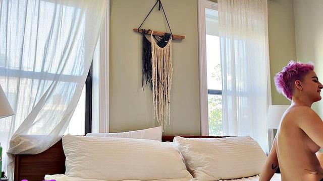 Tattooed amateur lesbian licks GFs pussy at home