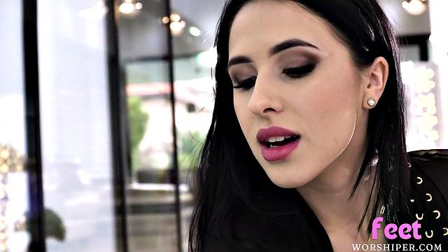Смотри, как зрелая красотка делает парню мощный футфетиш перед жарким сексом.