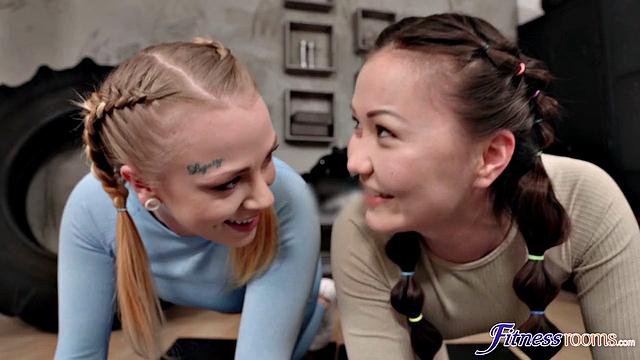 Две развратные бабы возбуждаются от мачо и трахаются с ним в сауне и спортзале, двойной отсос и сперма на лицах.