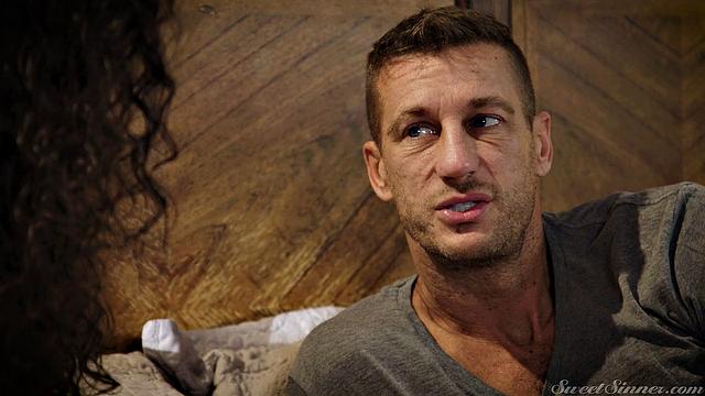 Пышногрудая жена изменяет в отеле: Skylar Snow и Brad Newman жарко трахаются на камеру.