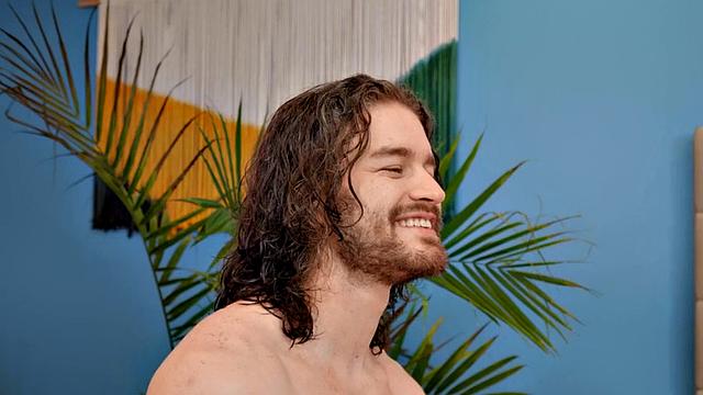 мускулистый хиппи дрочит свой ствол - шорты не выдержали конкуренции