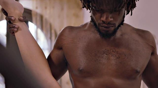 Смотри, как качок с BBC трахается с завязанным парнем без гондона на кровати