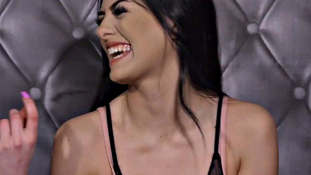 женщины в офисе дразнят мужика с маленьким членом