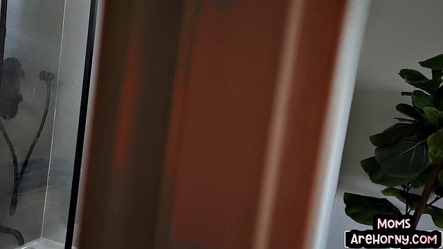 Huge stepmom gets pussy pounded